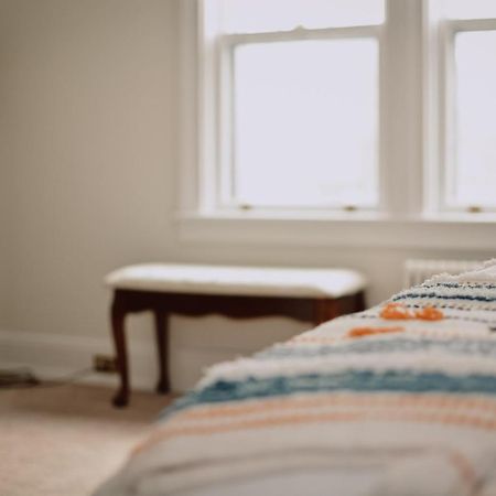 Hill Road Manor Bed & Breakfast แกรนด์ฟอลส์-วินด์เซอร์ ภายนอก รูปภาพ