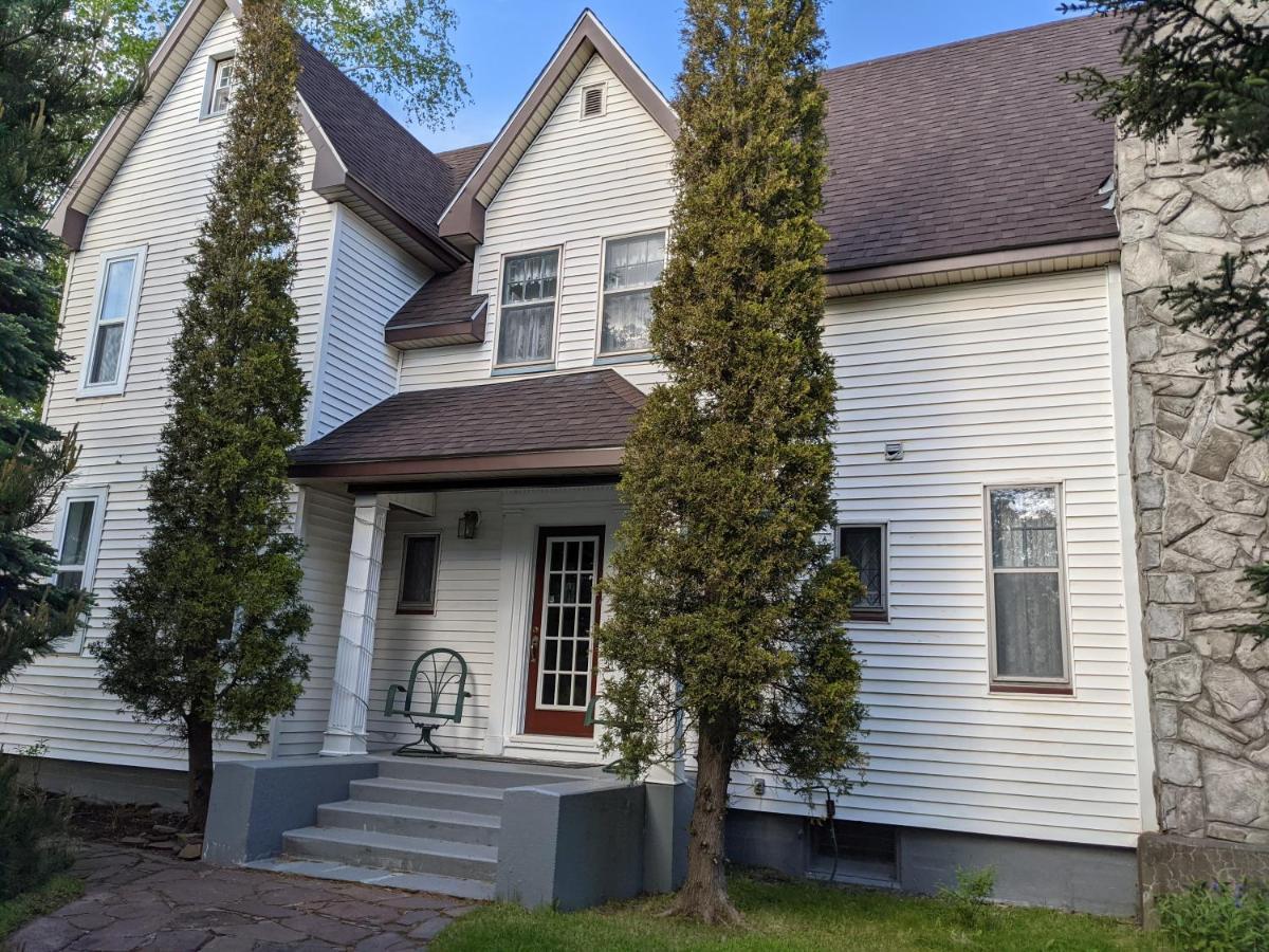 Hill Road Manor Bed & Breakfast แกรนด์ฟอลส์-วินด์เซอร์ ภายนอก รูปภาพ