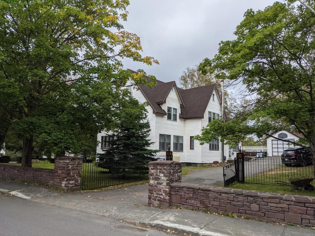 Hill Road Manor Bed & Breakfast แกรนด์ฟอลส์-วินด์เซอร์ ภายนอก รูปภาพ