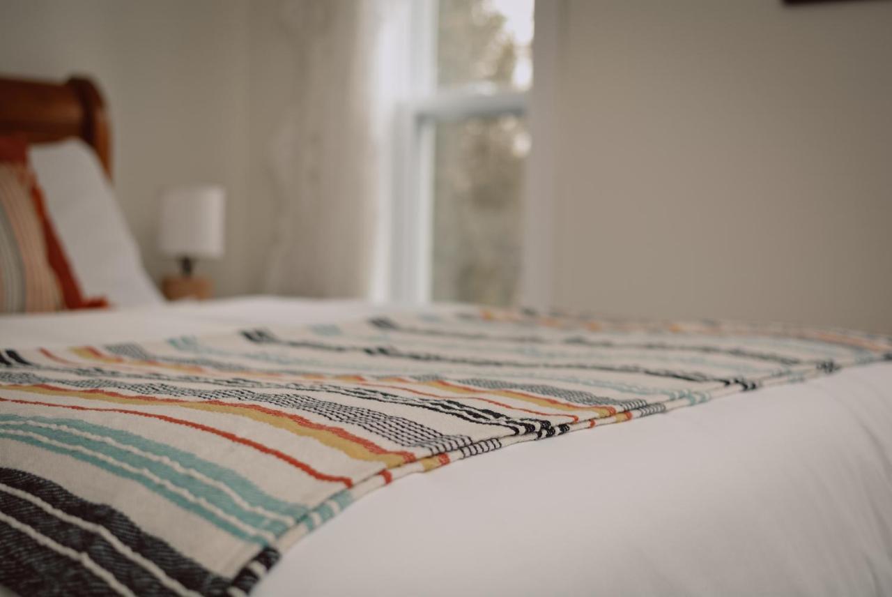 Hill Road Manor Bed & Breakfast แกรนด์ฟอลส์-วินด์เซอร์ ภายนอก รูปภาพ