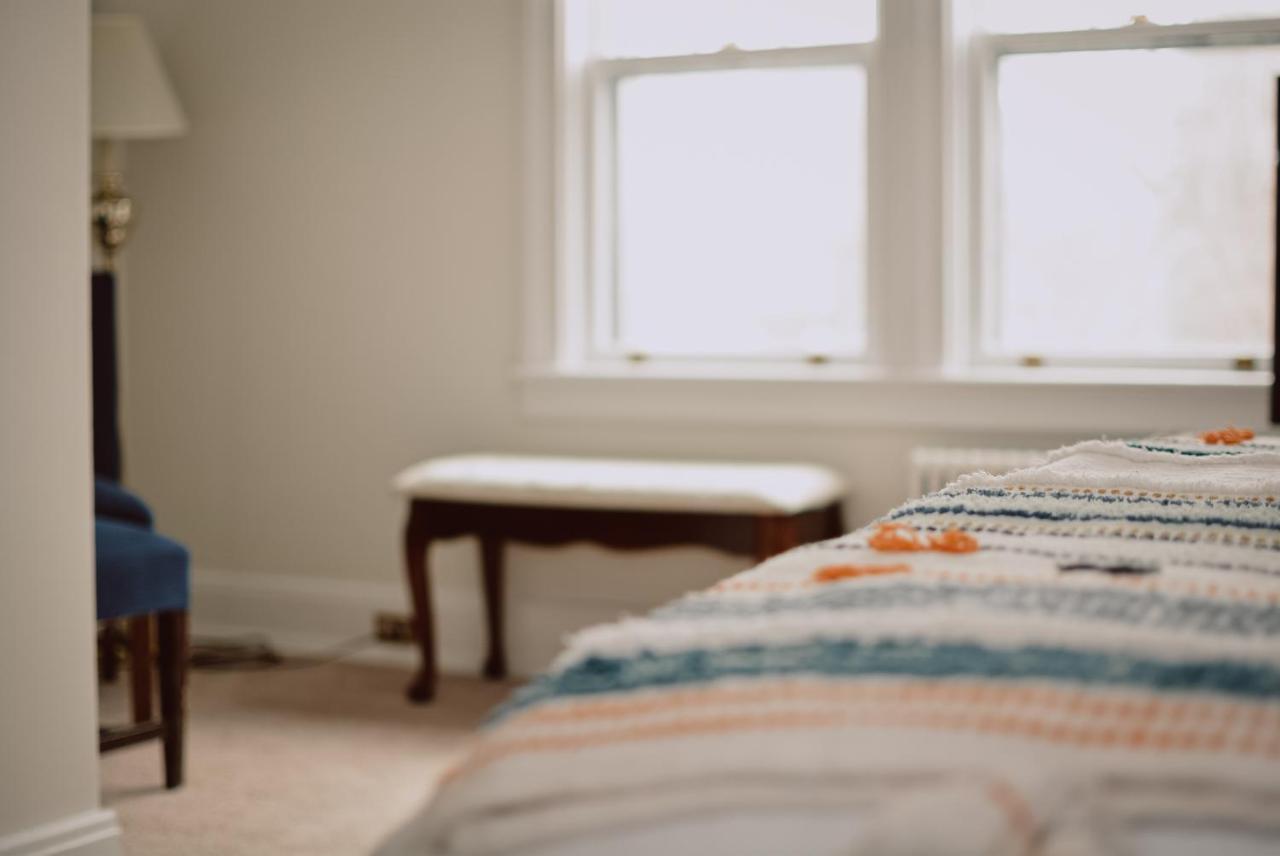 Hill Road Manor Bed & Breakfast แกรนด์ฟอลส์-วินด์เซอร์ ภายนอก รูปภาพ