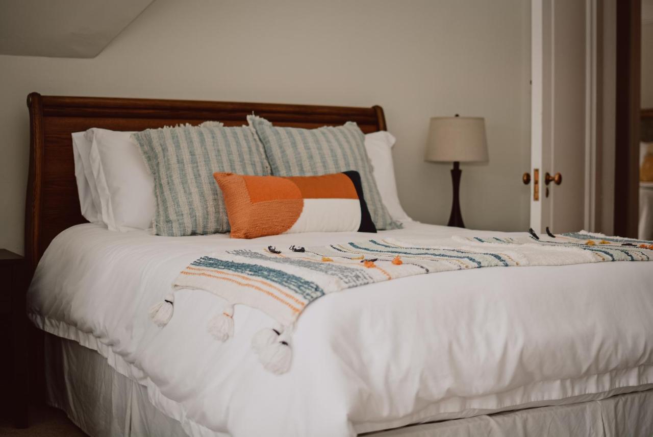 Hill Road Manor Bed & Breakfast แกรนด์ฟอลส์-วินด์เซอร์ ภายนอก รูปภาพ