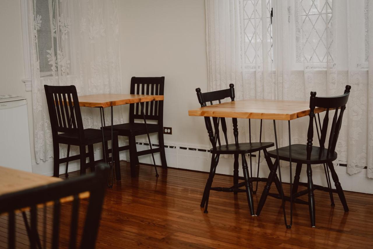Hill Road Manor Bed & Breakfast แกรนด์ฟอลส์-วินด์เซอร์ ภายนอก รูปภาพ