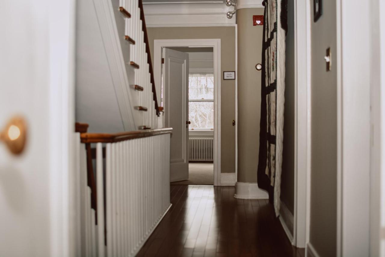Hill Road Manor Bed & Breakfast แกรนด์ฟอลส์-วินด์เซอร์ ภายนอก รูปภาพ