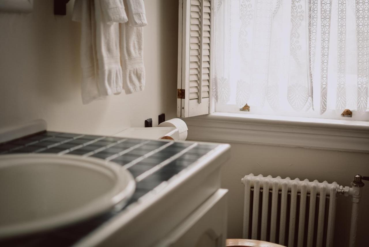 Hill Road Manor Bed & Breakfast แกรนด์ฟอลส์-วินด์เซอร์ ภายนอก รูปภาพ