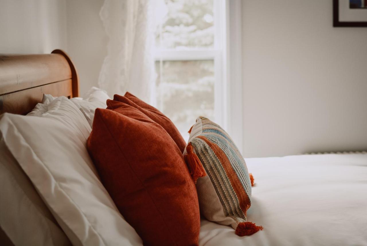 Hill Road Manor Bed & Breakfast แกรนด์ฟอลส์-วินด์เซอร์ ภายนอก รูปภาพ