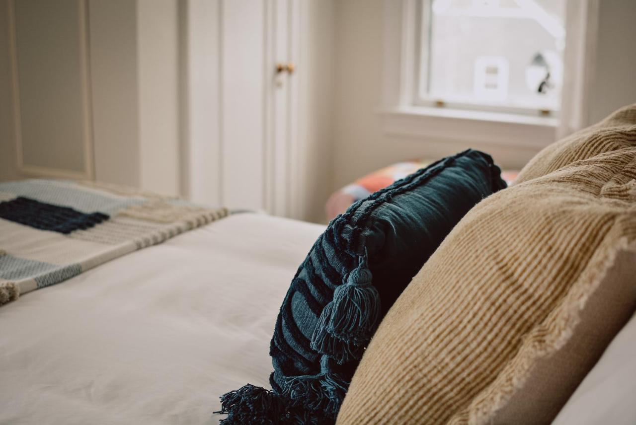 Hill Road Manor Bed & Breakfast แกรนด์ฟอลส์-วินด์เซอร์ ภายนอก รูปภาพ