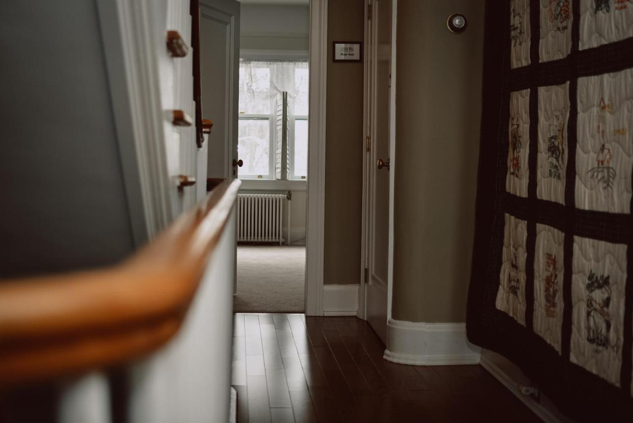 Hill Road Manor Bed & Breakfast แกรนด์ฟอลส์-วินด์เซอร์ ภายนอก รูปภาพ