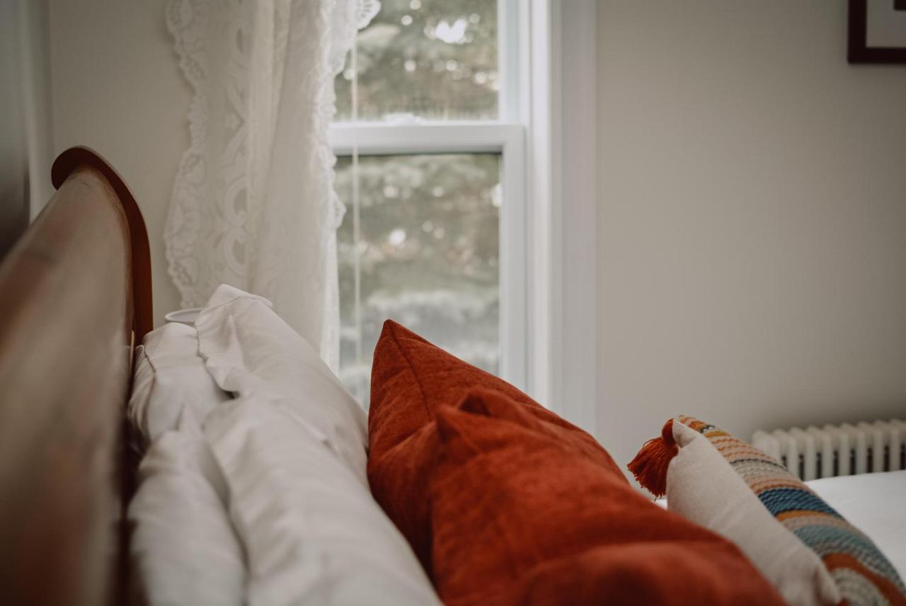 Hill Road Manor Bed & Breakfast แกรนด์ฟอลส์-วินด์เซอร์ ภายนอก รูปภาพ