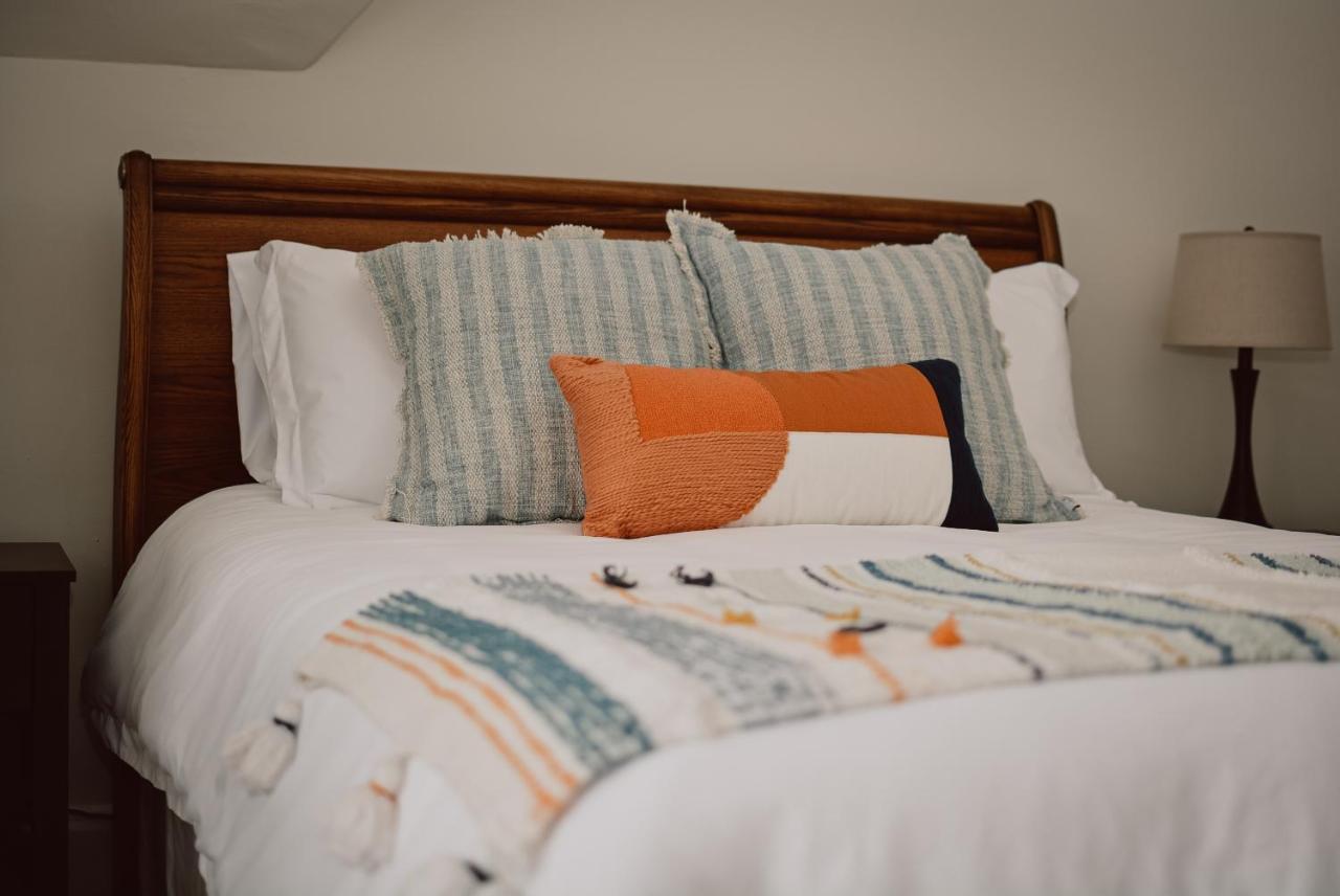 Hill Road Manor Bed & Breakfast แกรนด์ฟอลส์-วินด์เซอร์ ภายนอก รูปภาพ
