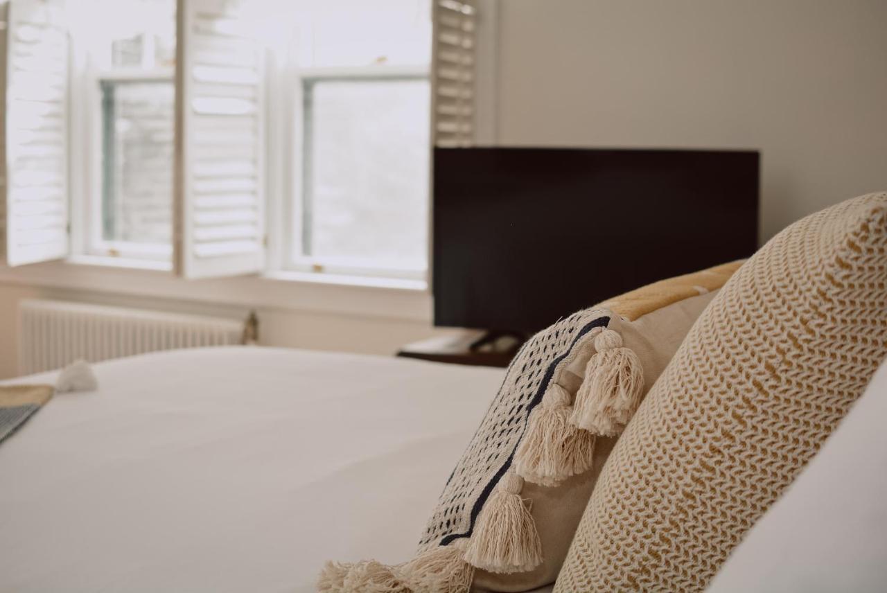 Hill Road Manor Bed & Breakfast แกรนด์ฟอลส์-วินด์เซอร์ ภายนอก รูปภาพ