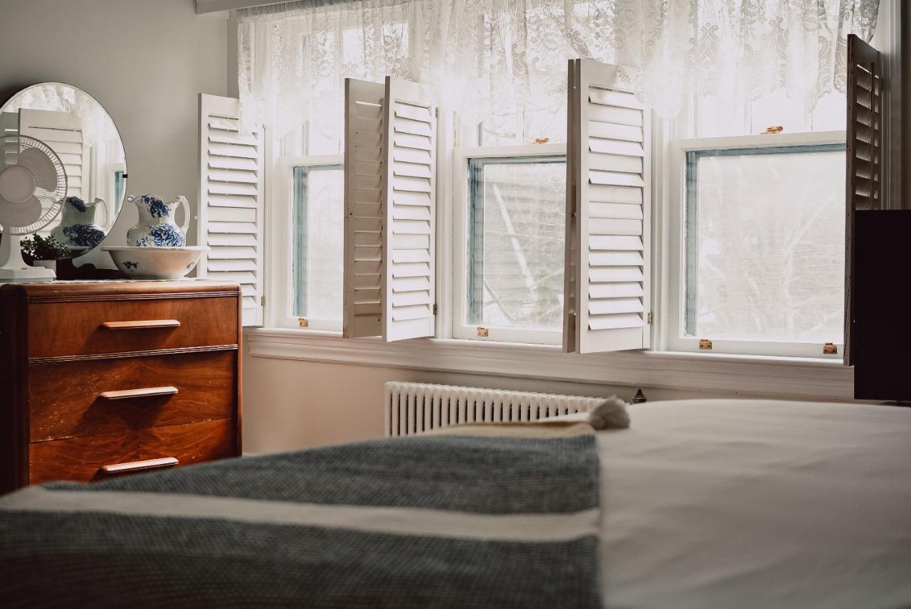 Hill Road Manor Bed & Breakfast แกรนด์ฟอลส์-วินด์เซอร์ ภายนอก รูปภาพ