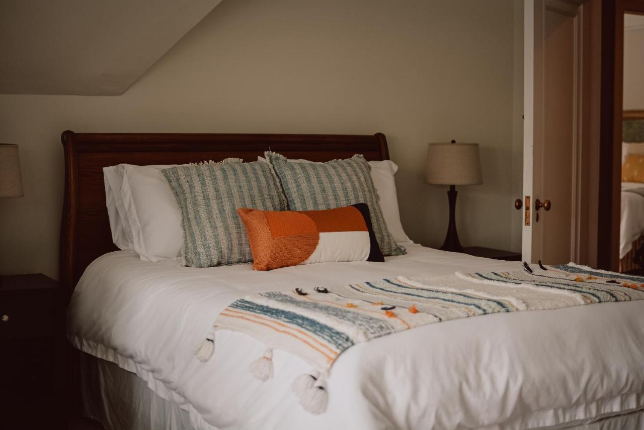 Hill Road Manor Bed & Breakfast แกรนด์ฟอลส์-วินด์เซอร์ ภายนอก รูปภาพ