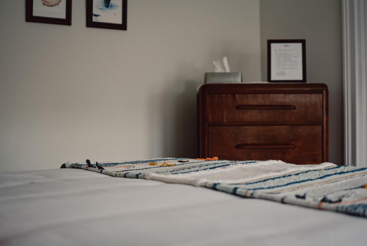 Hill Road Manor Bed & Breakfast แกรนด์ฟอลส์-วินด์เซอร์ ภายนอก รูปภาพ