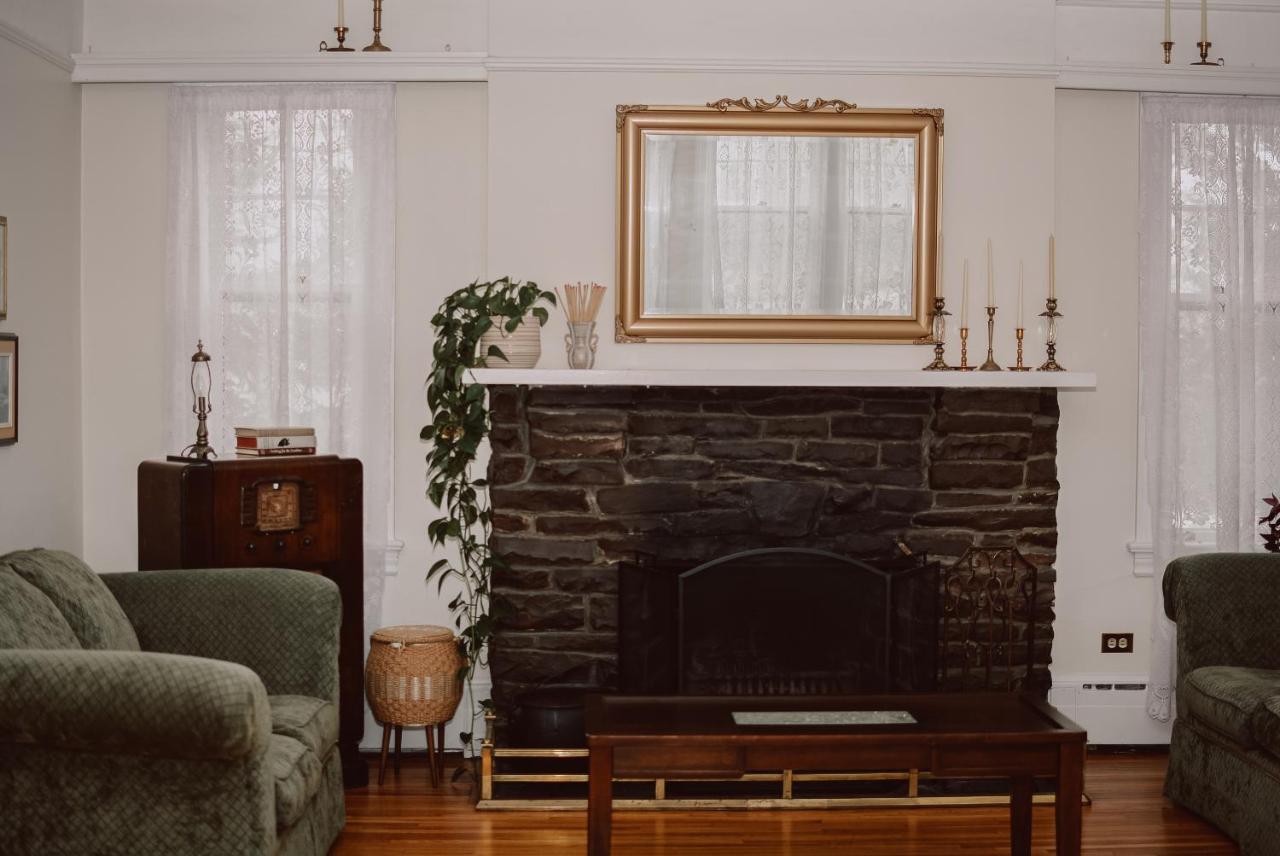 Hill Road Manor Bed & Breakfast แกรนด์ฟอลส์-วินด์เซอร์ ภายนอก รูปภาพ