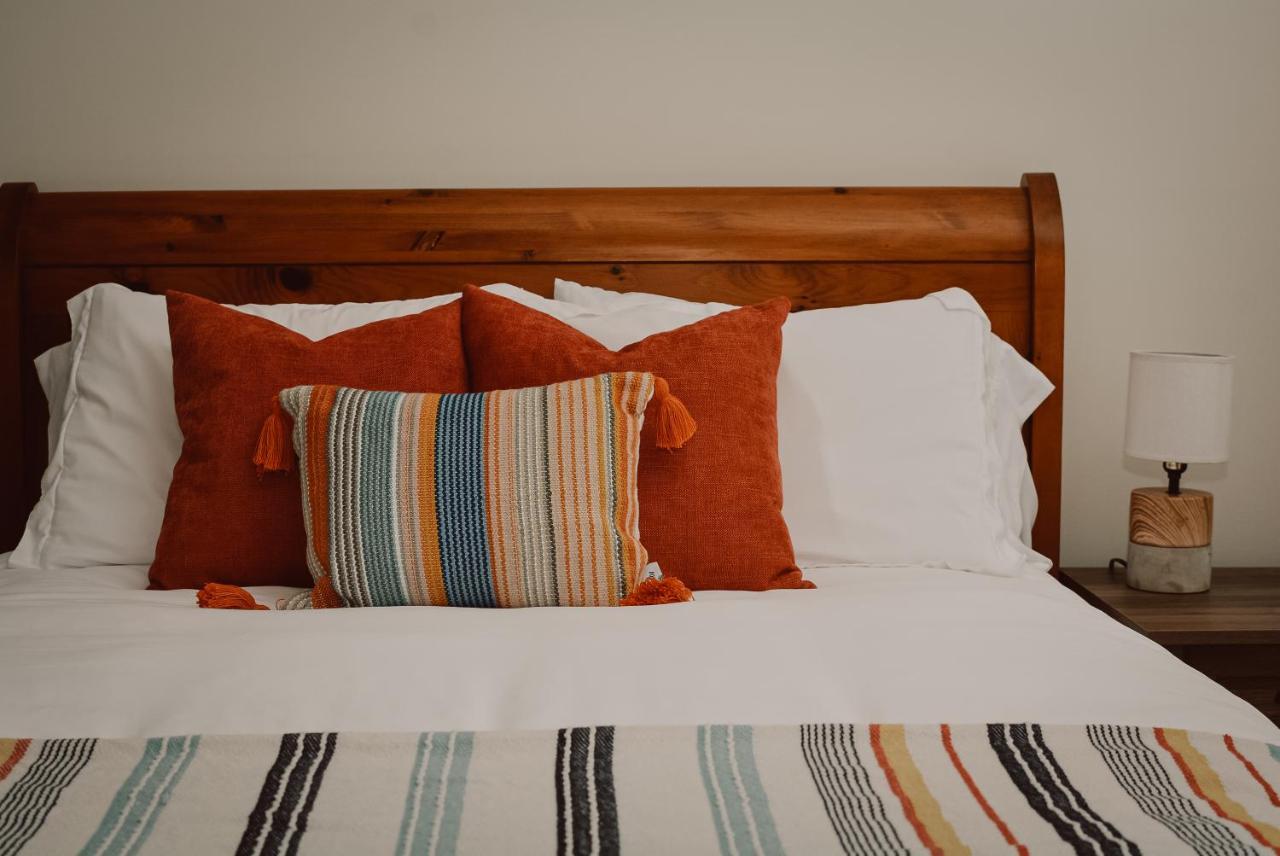 Hill Road Manor Bed & Breakfast แกรนด์ฟอลส์-วินด์เซอร์ ภายนอก รูปภาพ