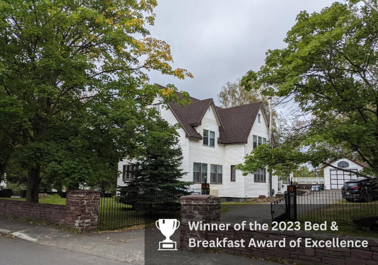 Hill Road Manor Bed & Breakfast แกรนด์ฟอลส์-วินด์เซอร์ ภายนอก รูปภาพ